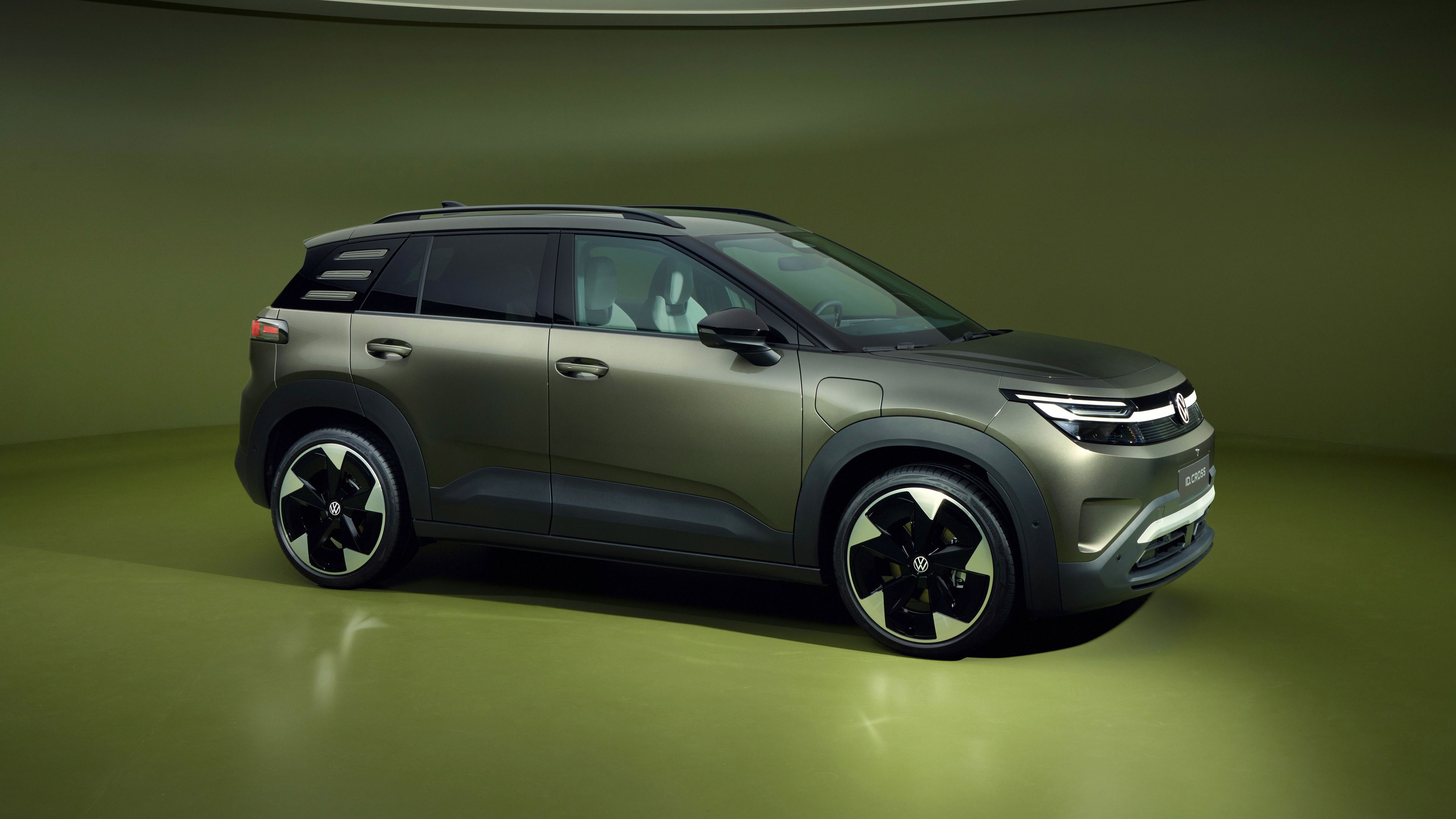 Sprednji tričetrtinski pogled na električni SUV Volkswagen ID. Cross v studijskem okolju