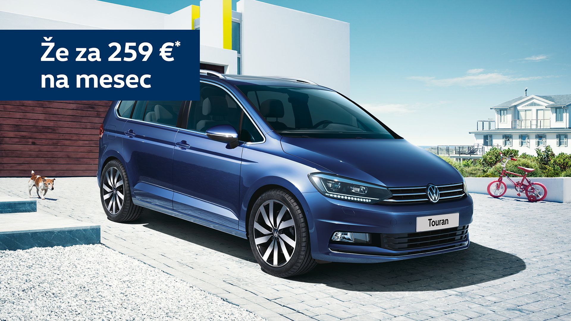 Moderen enoprostorec znamke Volkswagen Touran je parkiran pred sodobno hišo ob morju. Ob straneh slike sta kolo in pes. Na levi strani slike je napis "Že za 259 €* na mesec".