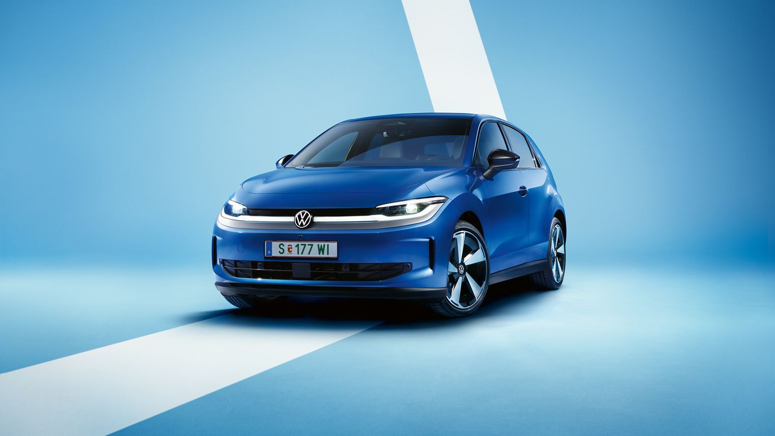 Moder VW ID. Polo slog diagonalno spredaj na svetlo modrem ozadju.