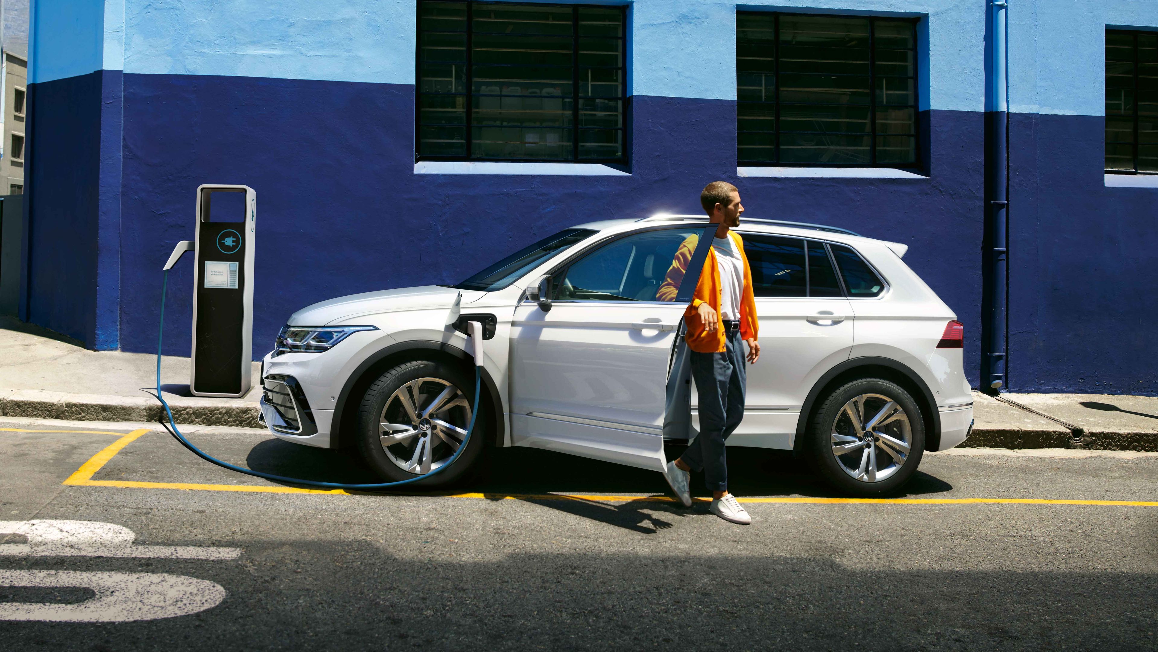 Moški izstopi iz vozila VW Tiguan eHybrid
