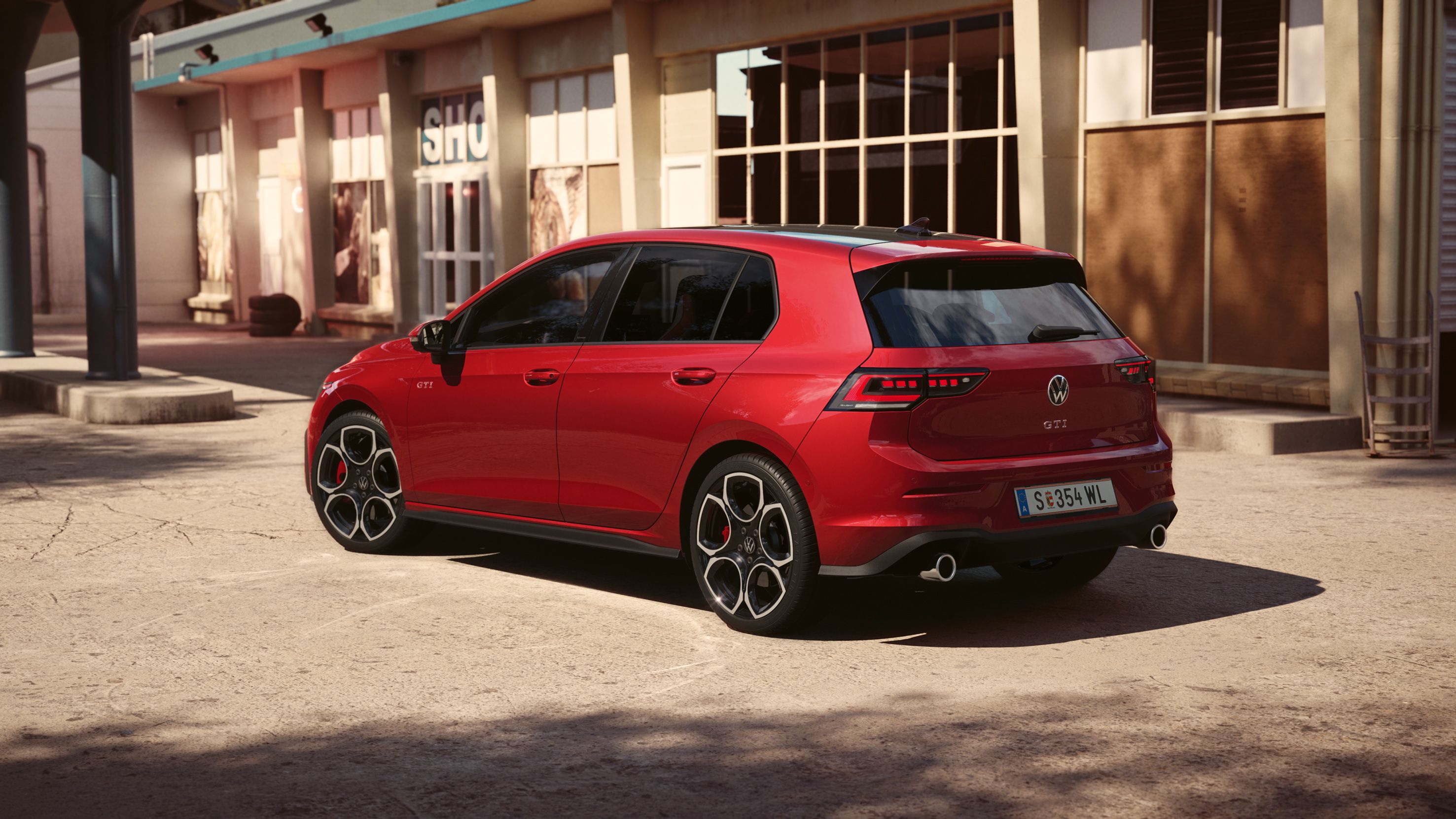 Zadek rdečega VW Golfa GTI