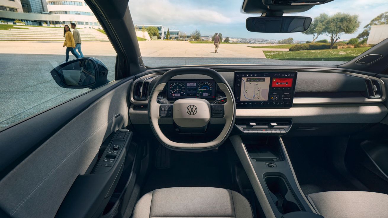 Pogled od spredaj na armaturno ploščo modela VW ID. Cross z večfunkcijskim volanom in infotainment sistemom.