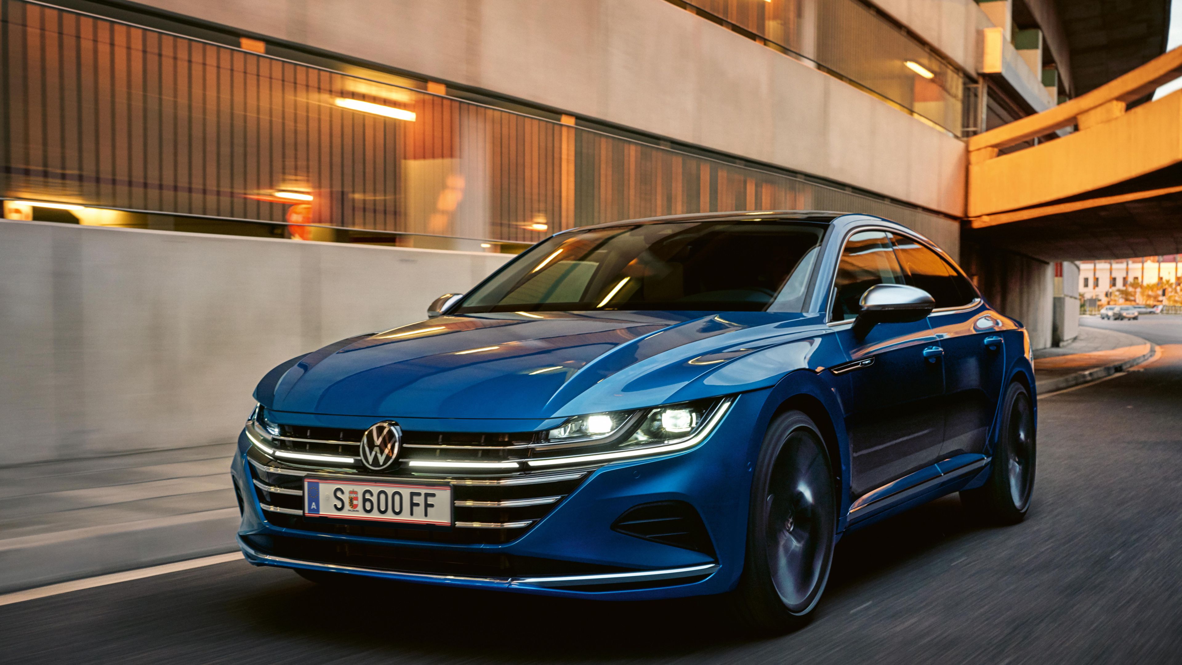 Od zgoraj je prikazan pokrov motornega prostora pri modrem VW Arteonu Shooting Brake Elegance s kromiranimi okrasnimi letvami na mreži hladilnika.