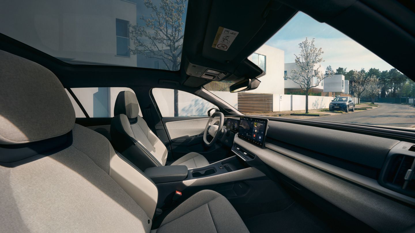 Notranjost VW Crossa v svetlem dizajnu notranjosti s pogledom na armaturno ploščo.