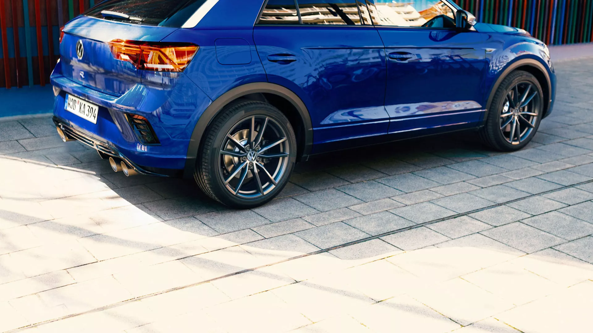 VW T-Roc R je parkiran na cesti, pogled nanj od strani