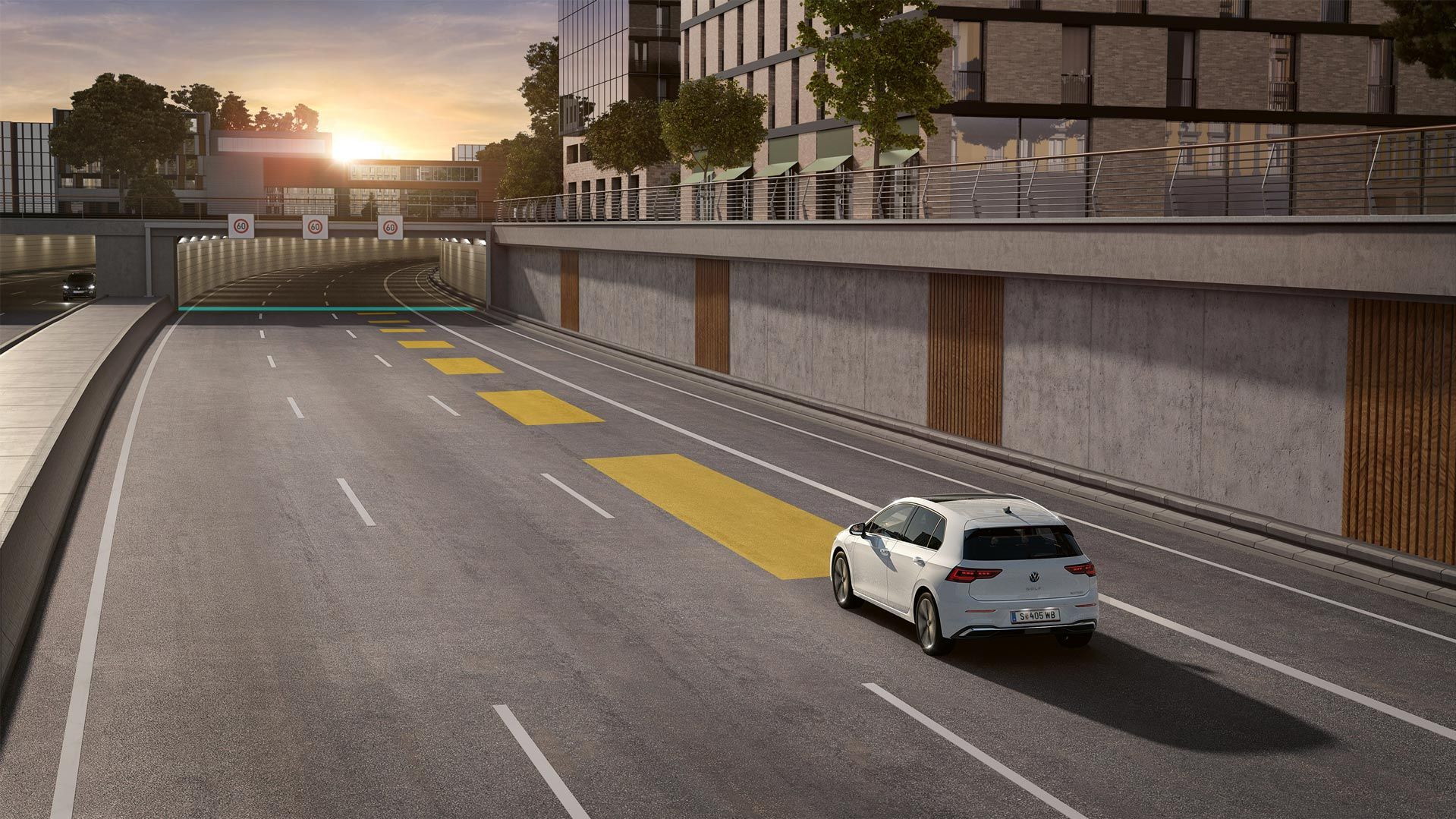 Bel VW Golf med vožnjo po mestu. Vključen ima sistem za avtomatsko uravnavanje razdalje ACC.