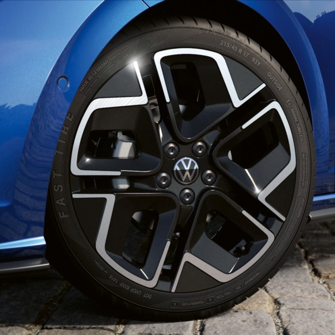 Detajlni posnetek 17-palčnega platišča York pri modrem VW Polu