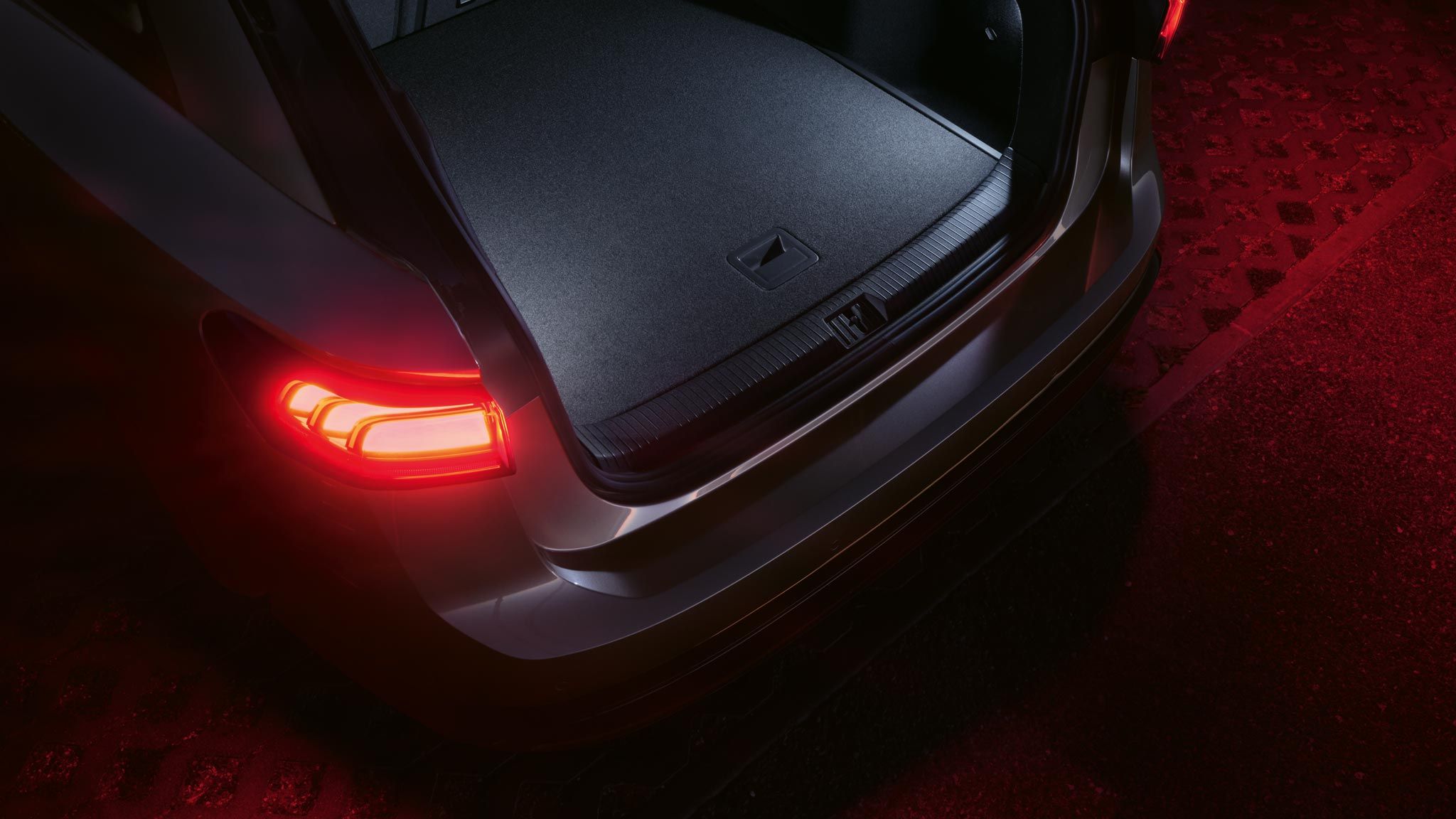Pogled od zadaj na VW ID.7 Tourer sive barve.