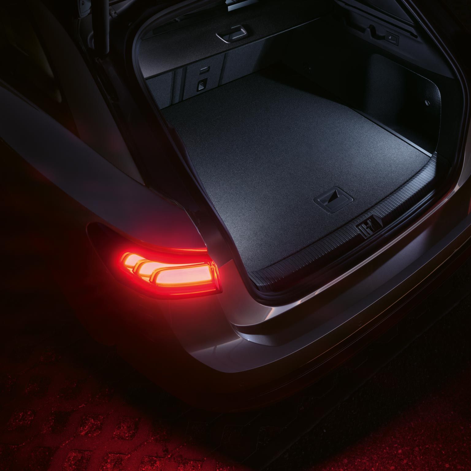 Pogled od zadaj na VW ID.7 Tourer sive barve.