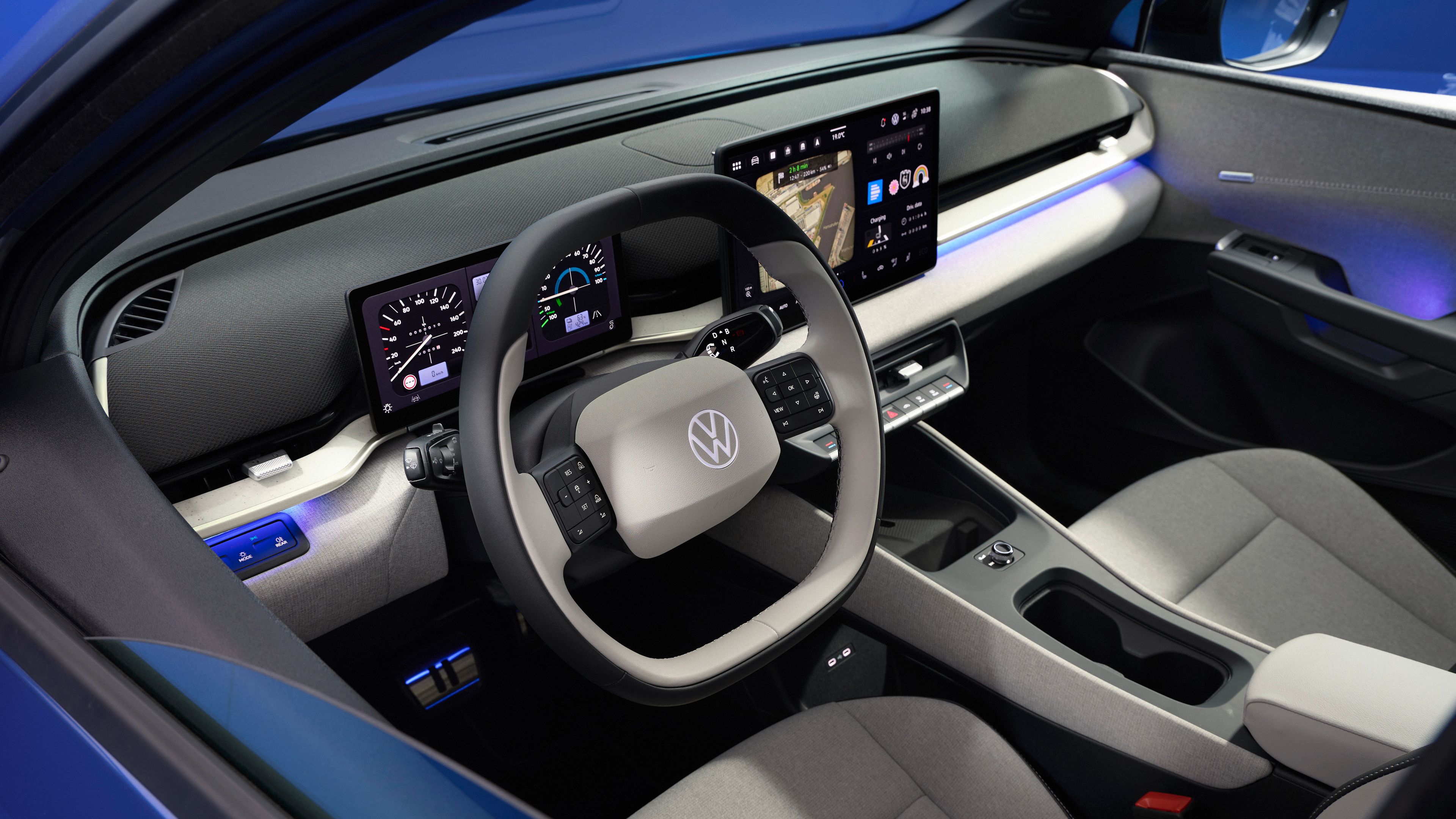 Notranjost ID. Pola s poudarkom na voznikovem sedežu, večfunkcijskem volanu in retro digitalni armaturni plošči. Na sredini je velik zaslon z diagonalo 32,7 cm na dotik z navigacijo, notranjost pa je v svetlo sivih tonih z ambientalno modro osvetlitvijo. 