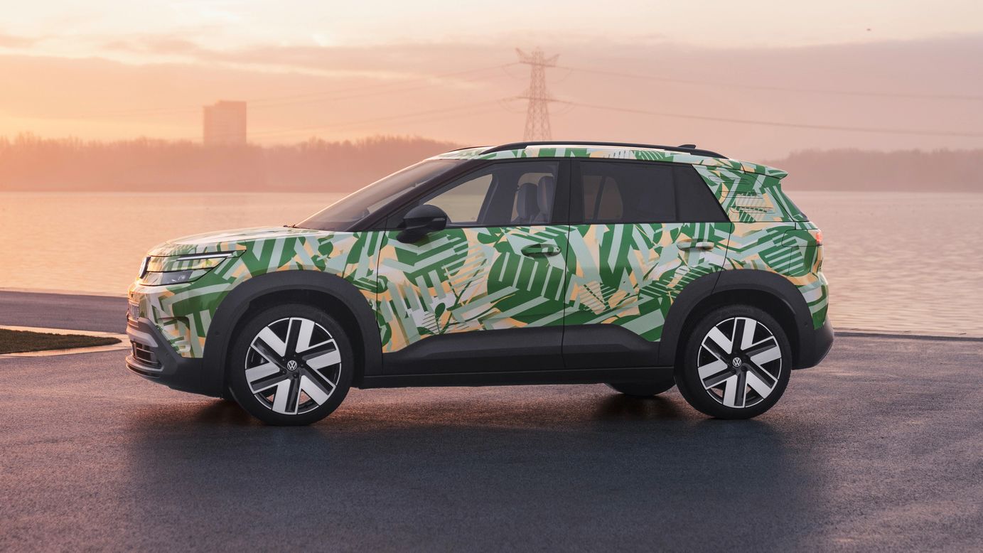 Stranska silhueta modela VW ID. Cross z maskirno folijo. V ozadju je viden obris mesta.