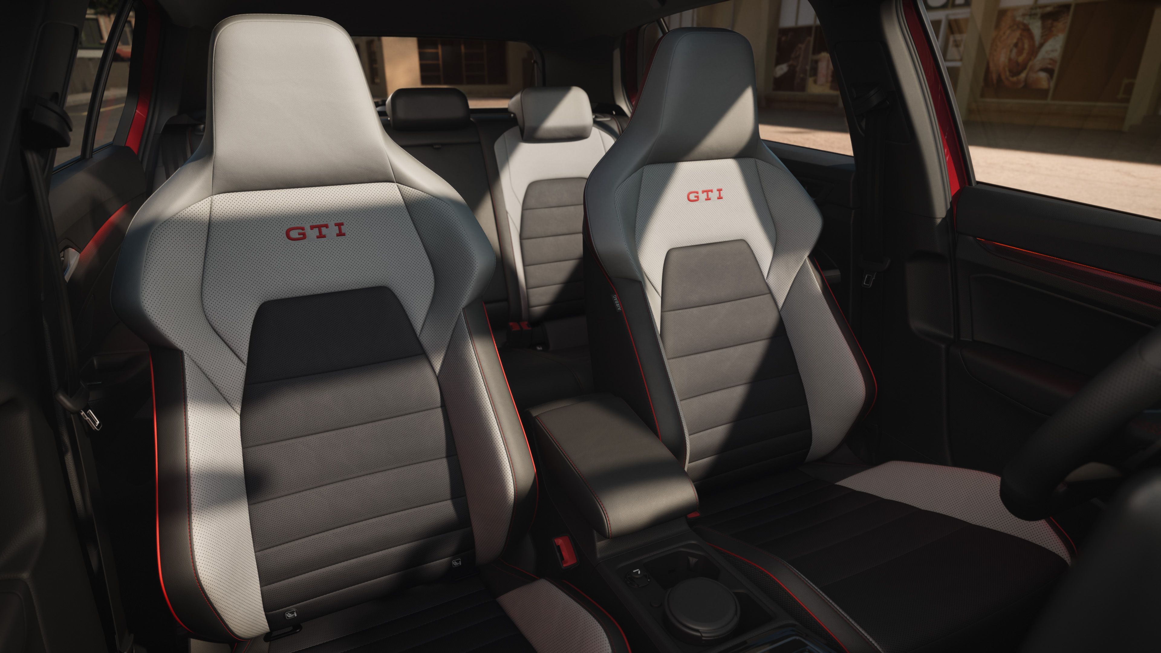 Sedeži v rdečem VW Golfu GTI.