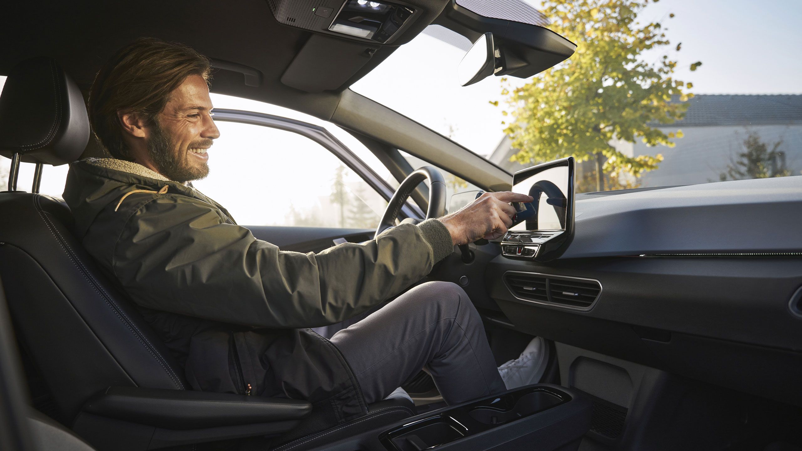 Mann nutzt das Infotainment-System im Volkswagen ID.